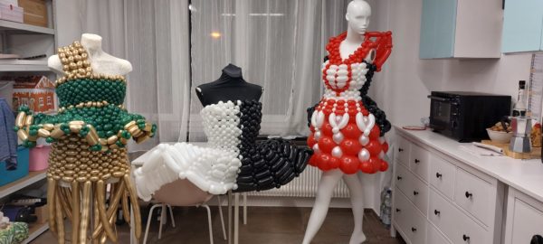 Abiti fatti interamente con palloncini ecosostenibili. - immagine 2