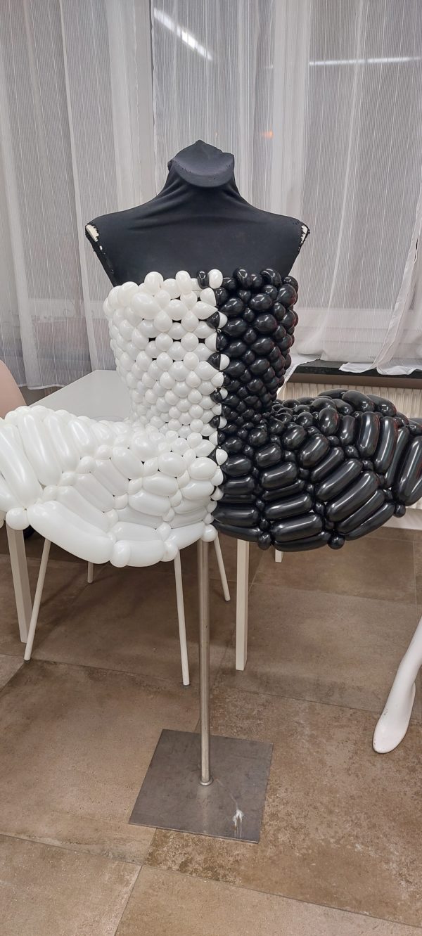 Abiti fatti interamente con palloncini ecosostenibili. - immagine 4