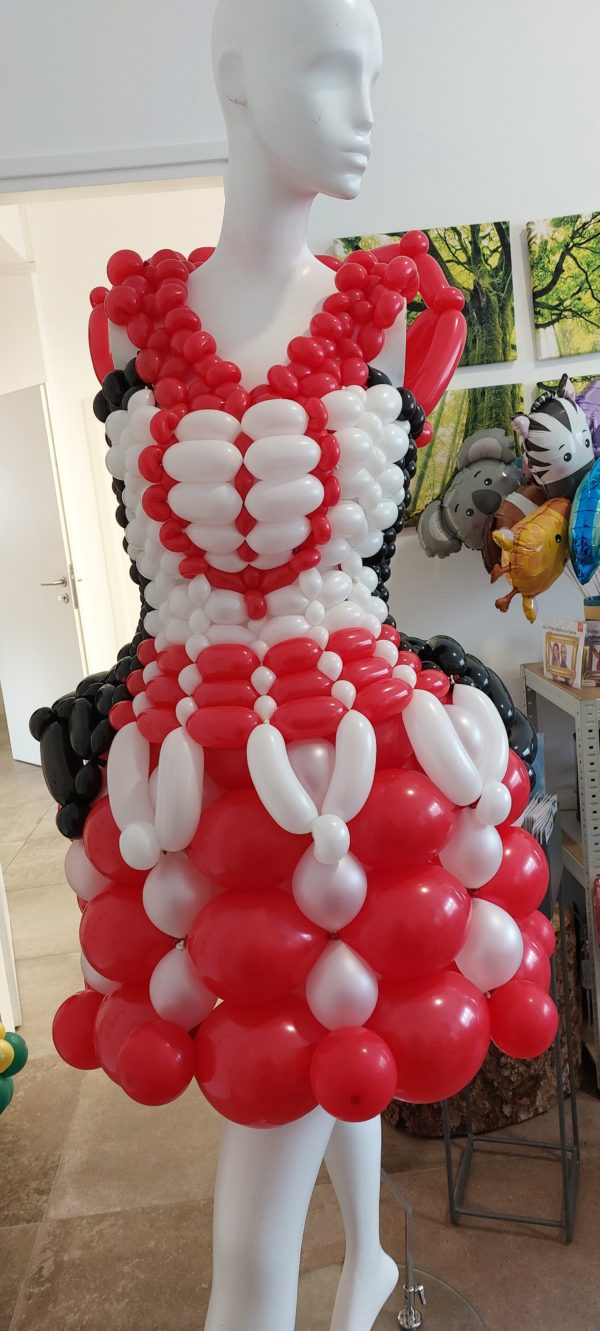 Abiti fatti interamente con palloncini ecosostenibili. - immagine 3