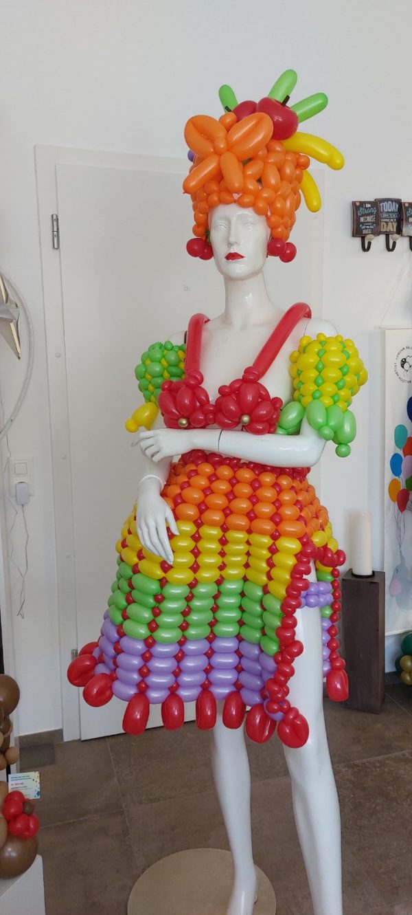 Abiti fatti interamente con palloncini ecosostenibili.