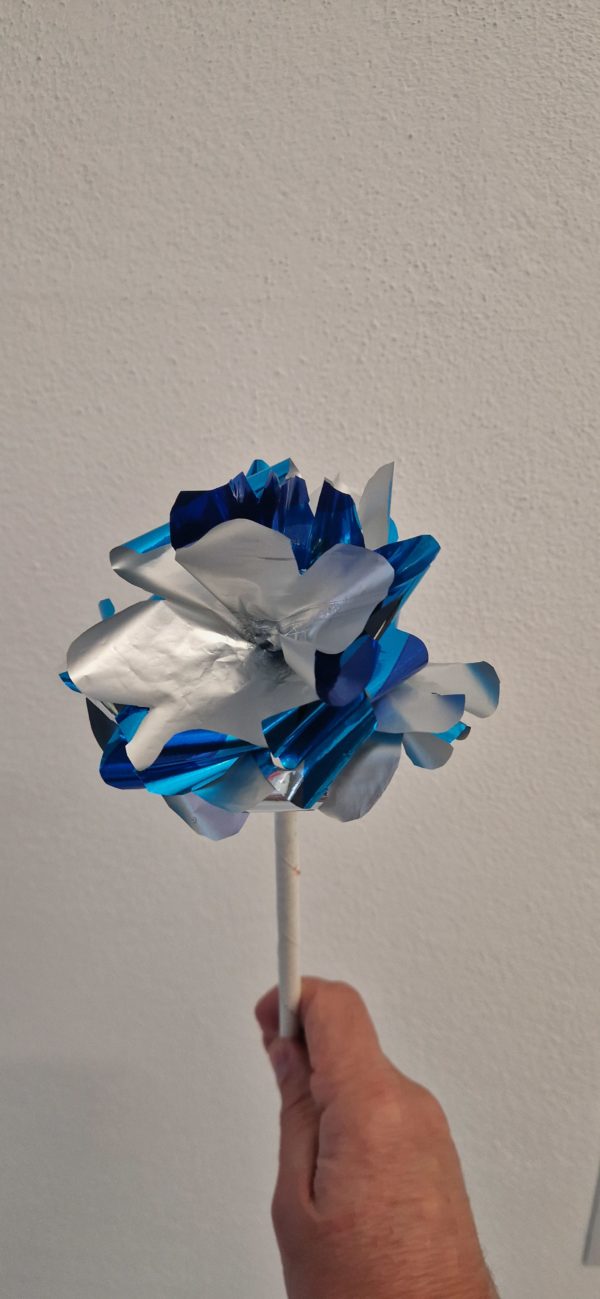 Rosa di carta blu