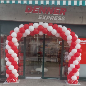 Decorazione ad arco da 2 metri di altezza su struttura a noleggio.